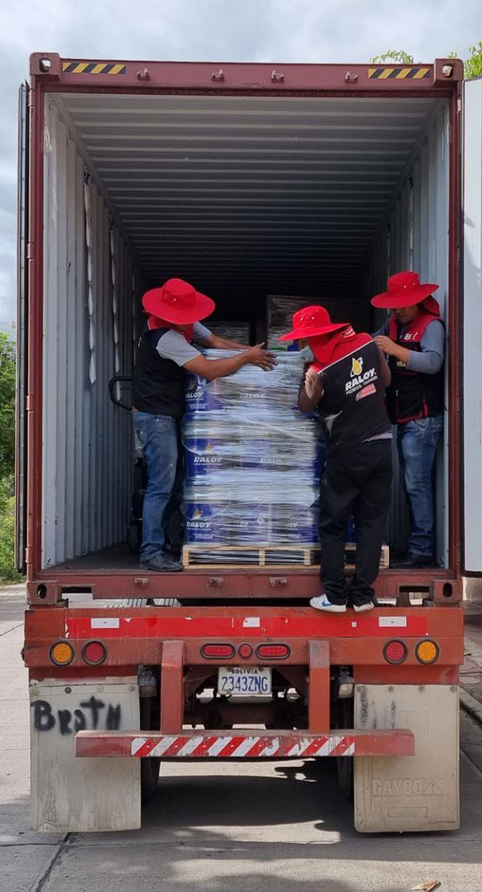 Personal de CJ descargando un contenedor de importación