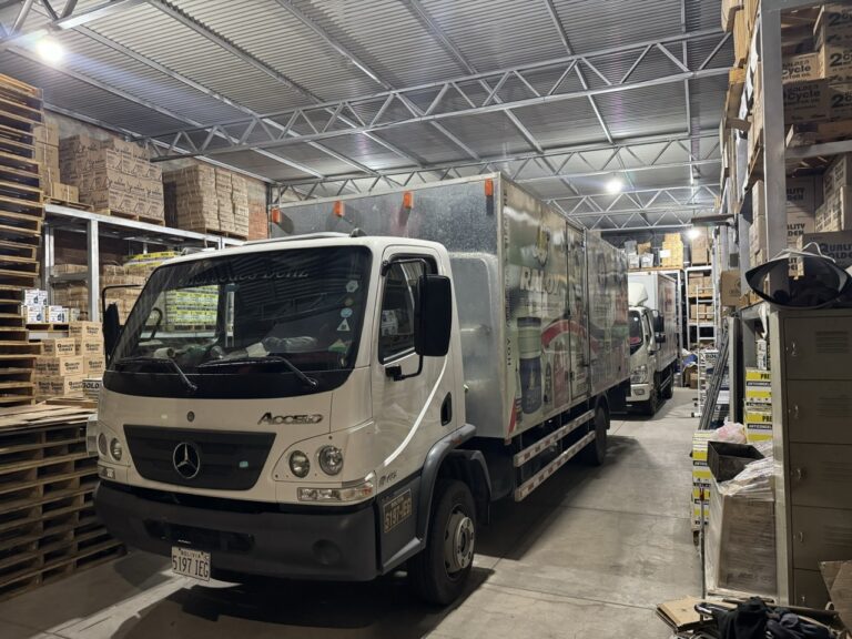 Camión de reparto de CJ dentro del almacén