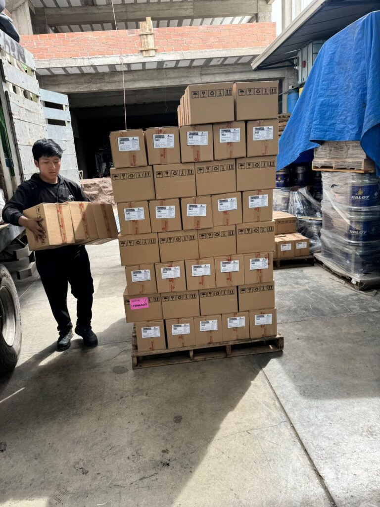 Despacho de cajas de productos desde el almacén de CJ